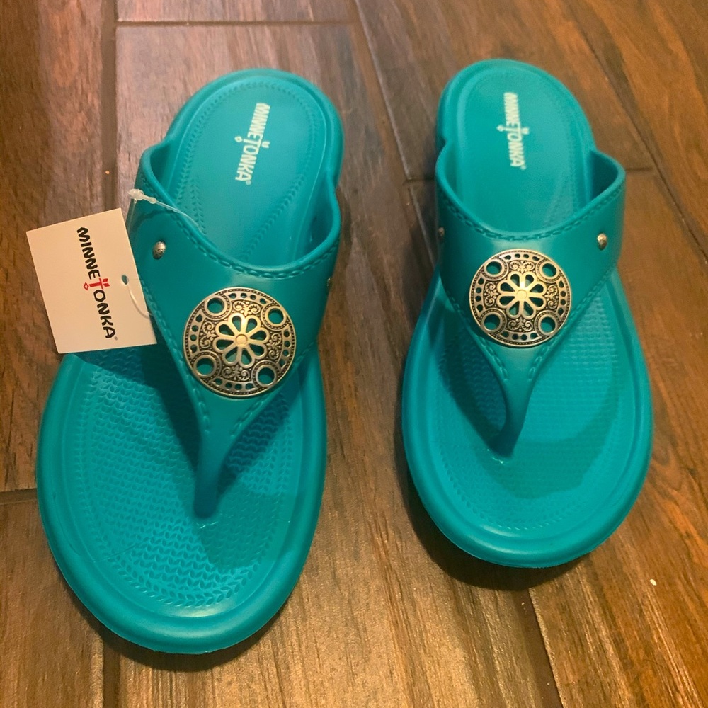 NWT Minnetonka Pia flipflops